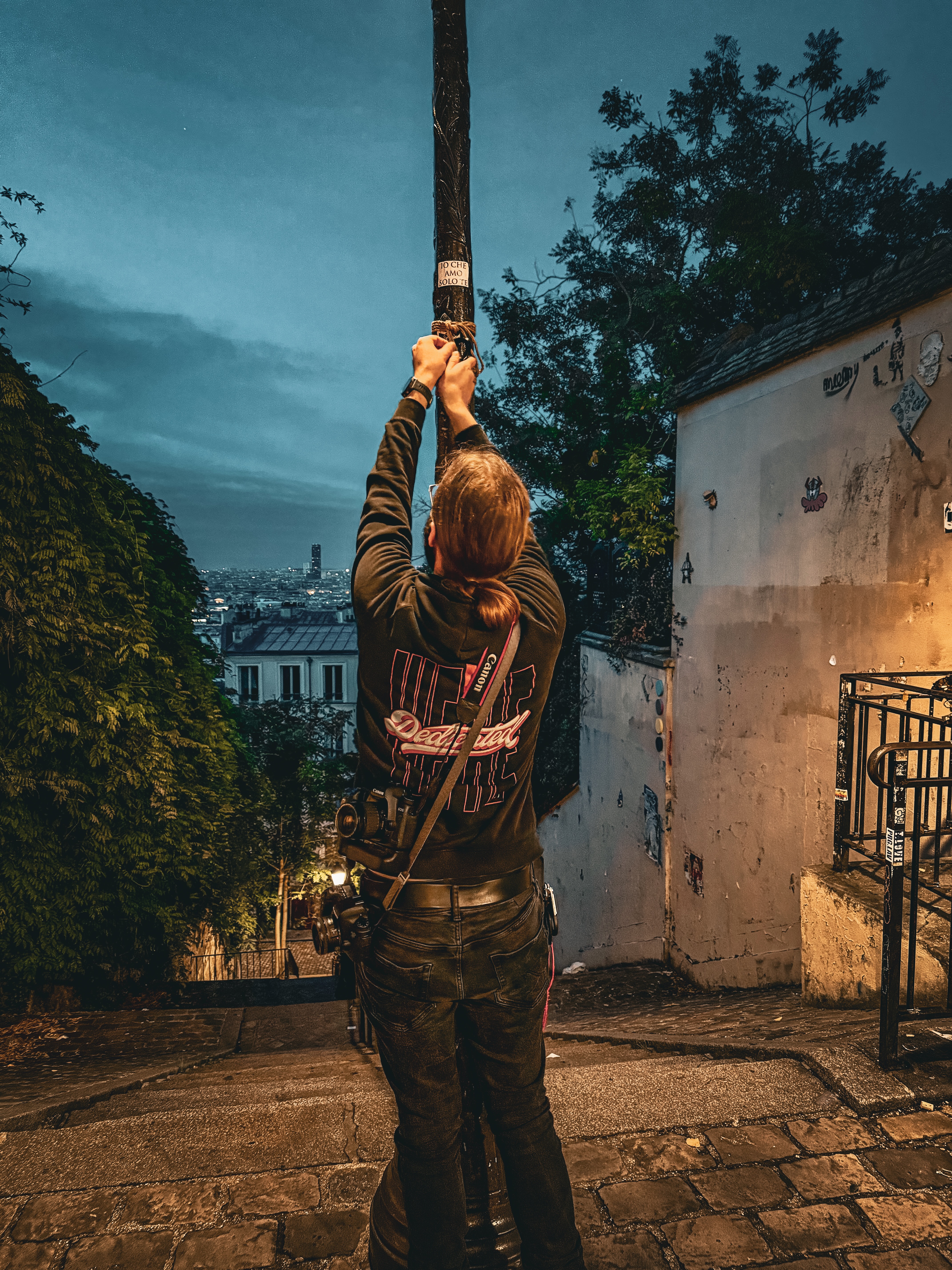 Bjorn Mulder holding a camera.